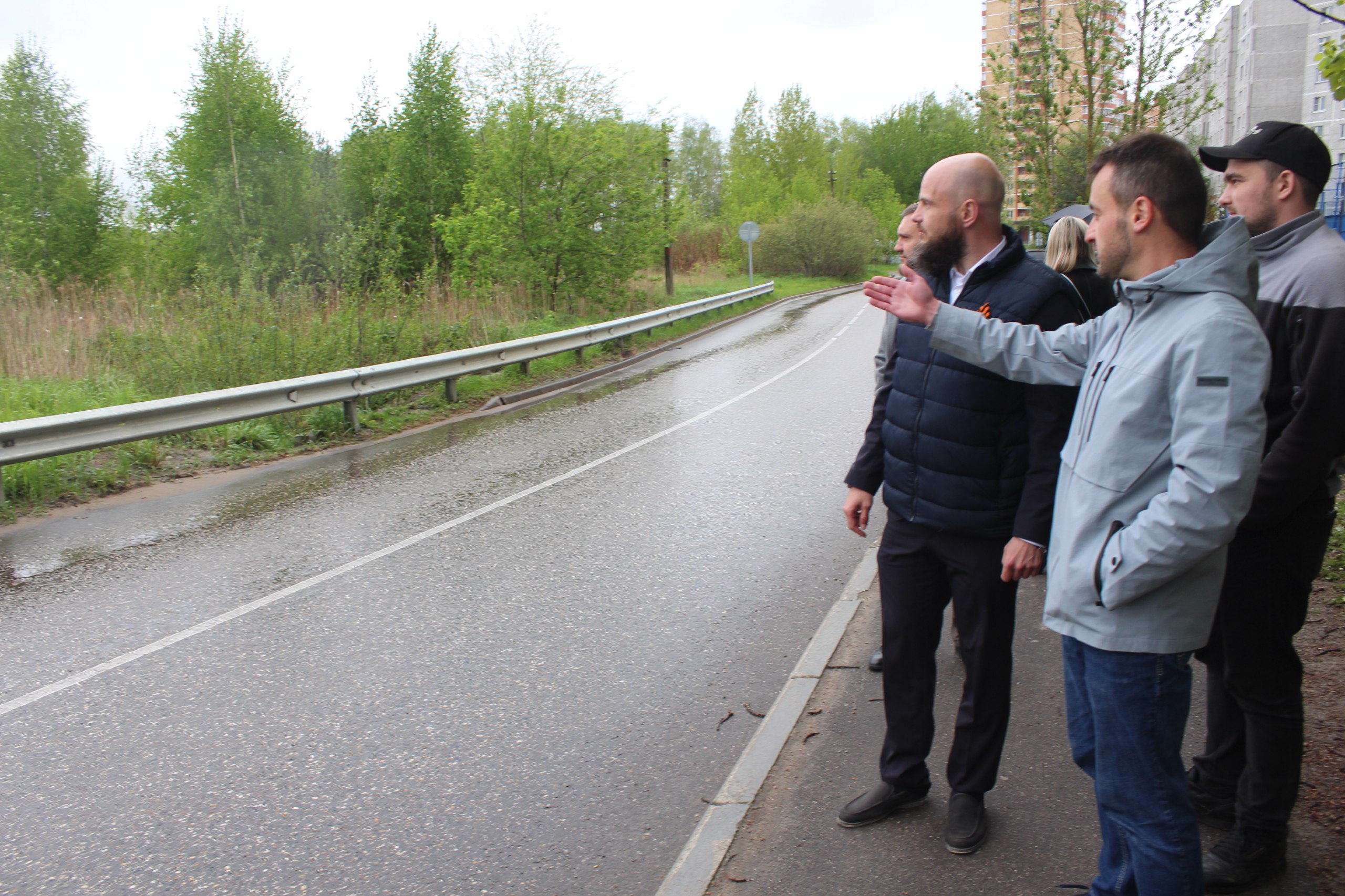 Начальник управления благоустройства, дорожного хозяйства и транспорта администрации городского округа Фрязино Павел Никишкин совместно с коллегами и представителями МБУ "Городское хозяйство" провел встречу с жителями в районе дома №7 по улице Барские пруды
