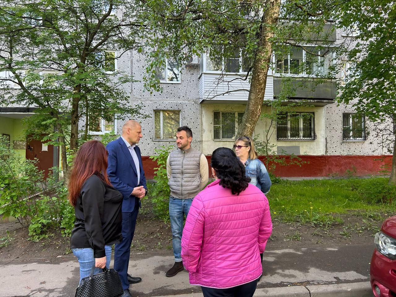 Заместитель главы городского округа Фрязино Антон Тропин в рамках обхода территории провел встречу с жителями домов №14 и №16 по улице Полевой