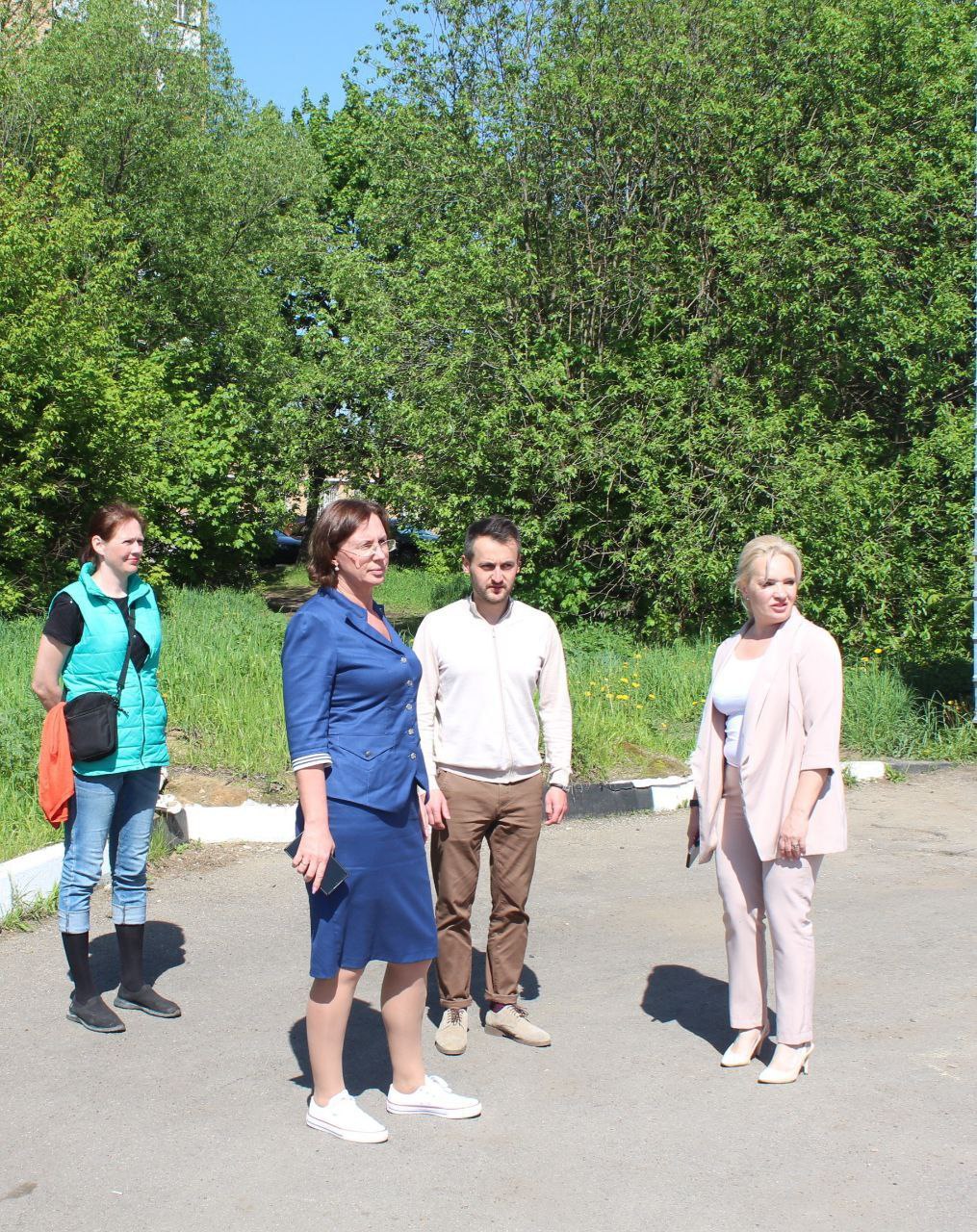 Юлия Шувалова, заместитель главы городского округа Фрязино, встретилась с жильцами дома № 6 по Окружному проезду в рамках обхода территории