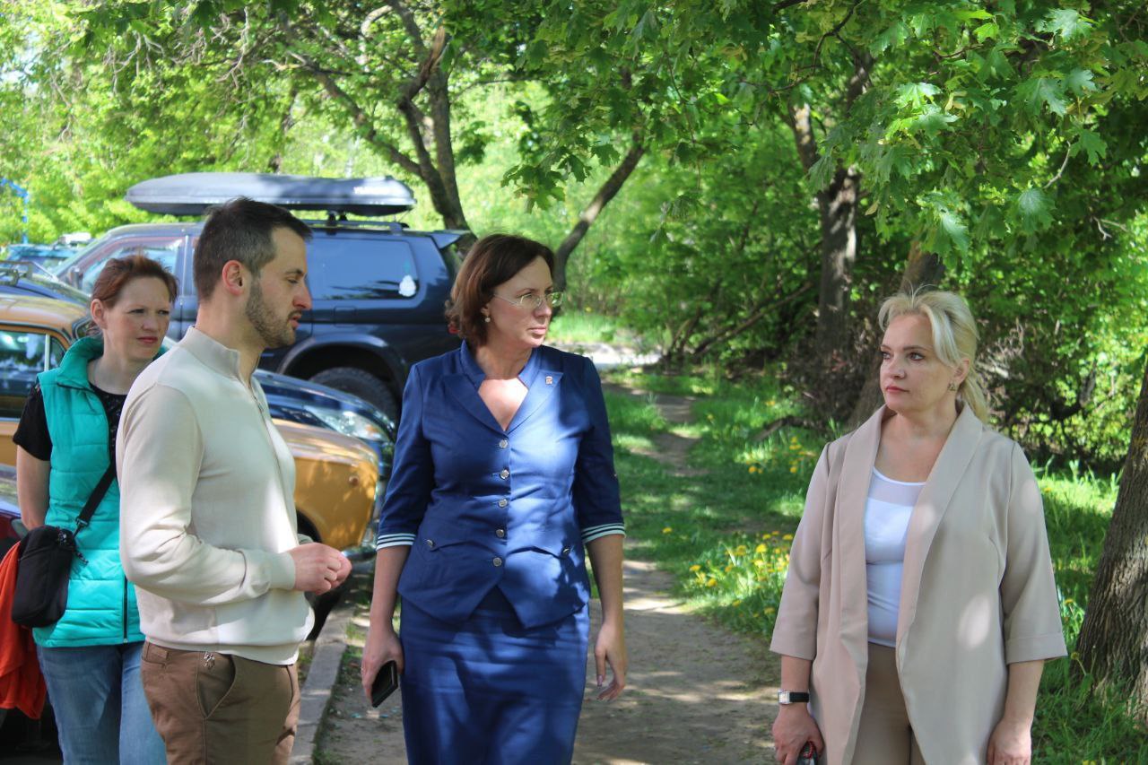 Юлия Шувалова, заместитель главы городского округа Фрязино, встретилась с жильцами дома № 6 по Окружному проезду в рамках обхода территории