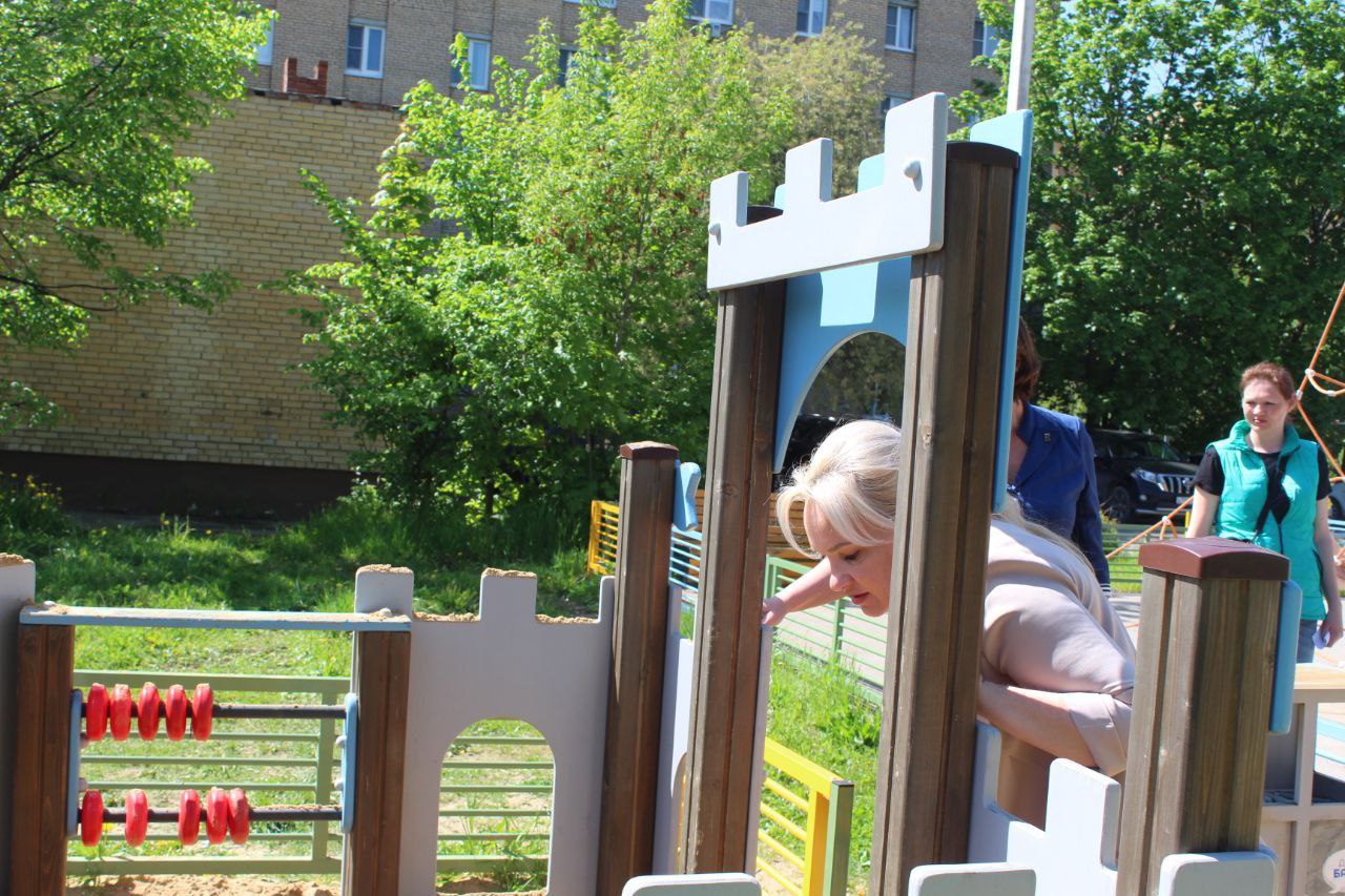 Юлия Шувалова, заместитель главы городского округа Фрязино, встретилась с жильцами дома № 6 по Окружному проезду в рамках обхода территории