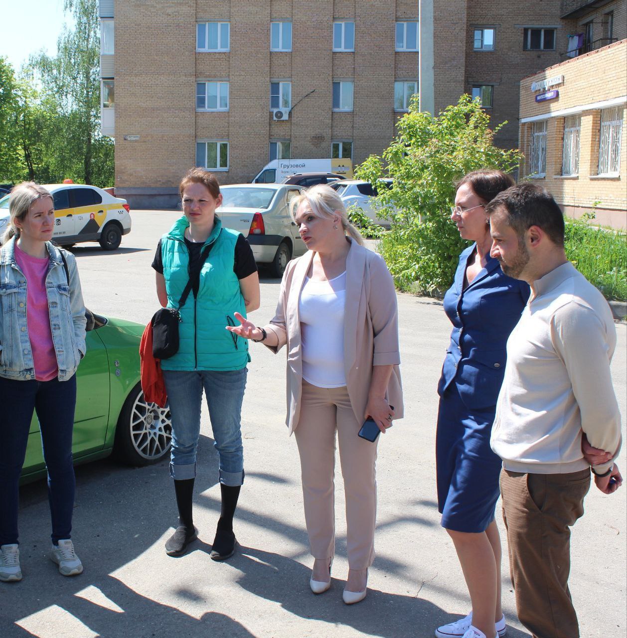 Юлия Шувалова, заместитель главы городского округа Фрязино, встретилась с жильцами дома № 6 по Окружному проезду в рамках обхода территории