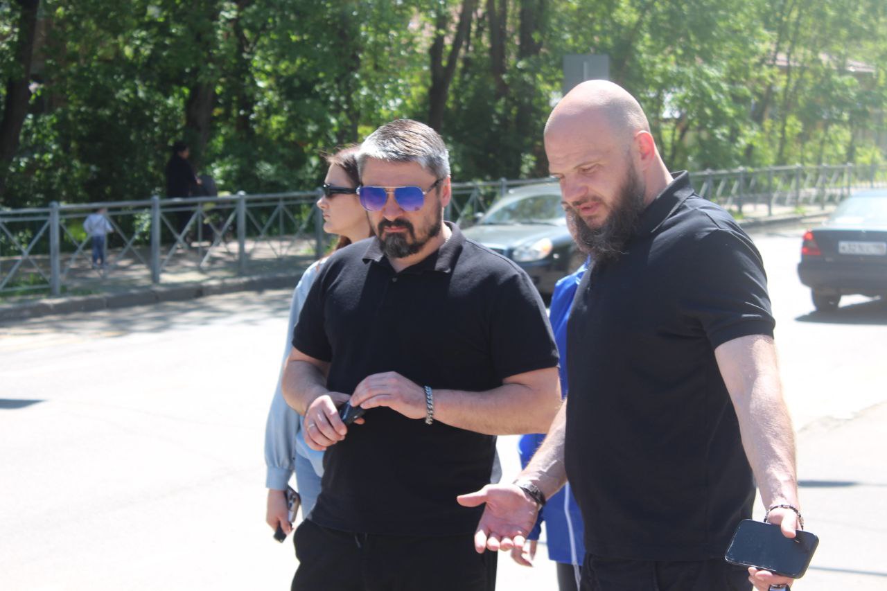 Начальник управления благоустройства, дорожного хозяйства и транспорта Павел Никишкин, депутат Сергей Заком, представители Регионального дорожного управления №8 "Мытищинское" и жители города провели совместный осмотр остановки по улице Московская у ТЦ "Третий Рим"