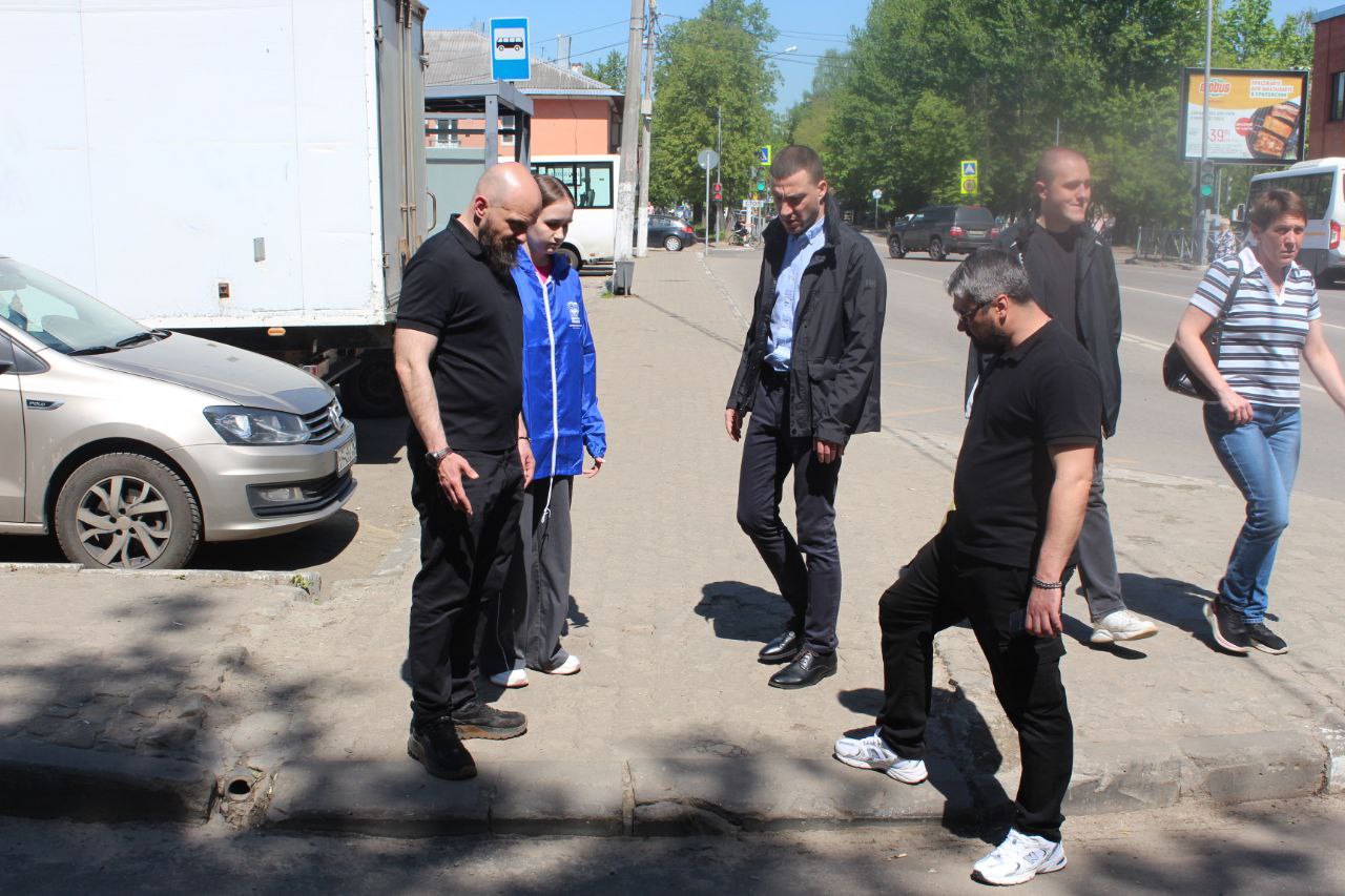 Начальник управления благоустройства, дорожного хозяйства и транспорта Павел Никишкин, депутат Сергей Заком, представители Регионального дорожного управления №8 "Мытищинское" и жители города провели совместный осмотр остановки по улице Московская у ТЦ "Третий Рим"