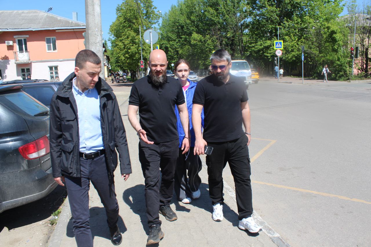 Начальник управления благоустройства, дорожного хозяйства и транспорта Павел Никишкин, депутат Сергей Заком, представители Регионального дорожного управления №8 "Мытищинское" и жители города провели совместный осмотр остановки по улице Московская у ТЦ "Третий Рим"