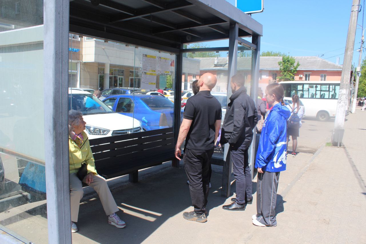 Начальник управления благоустройства, дорожного хозяйства и транспорта Павел Никишкин, депутат Сергей Заком, представители Регионального дорожного управления №8 "Мытищинское" и жители города провели совместный осмотр остановки по улице Московская у ТЦ "Третий Рим"