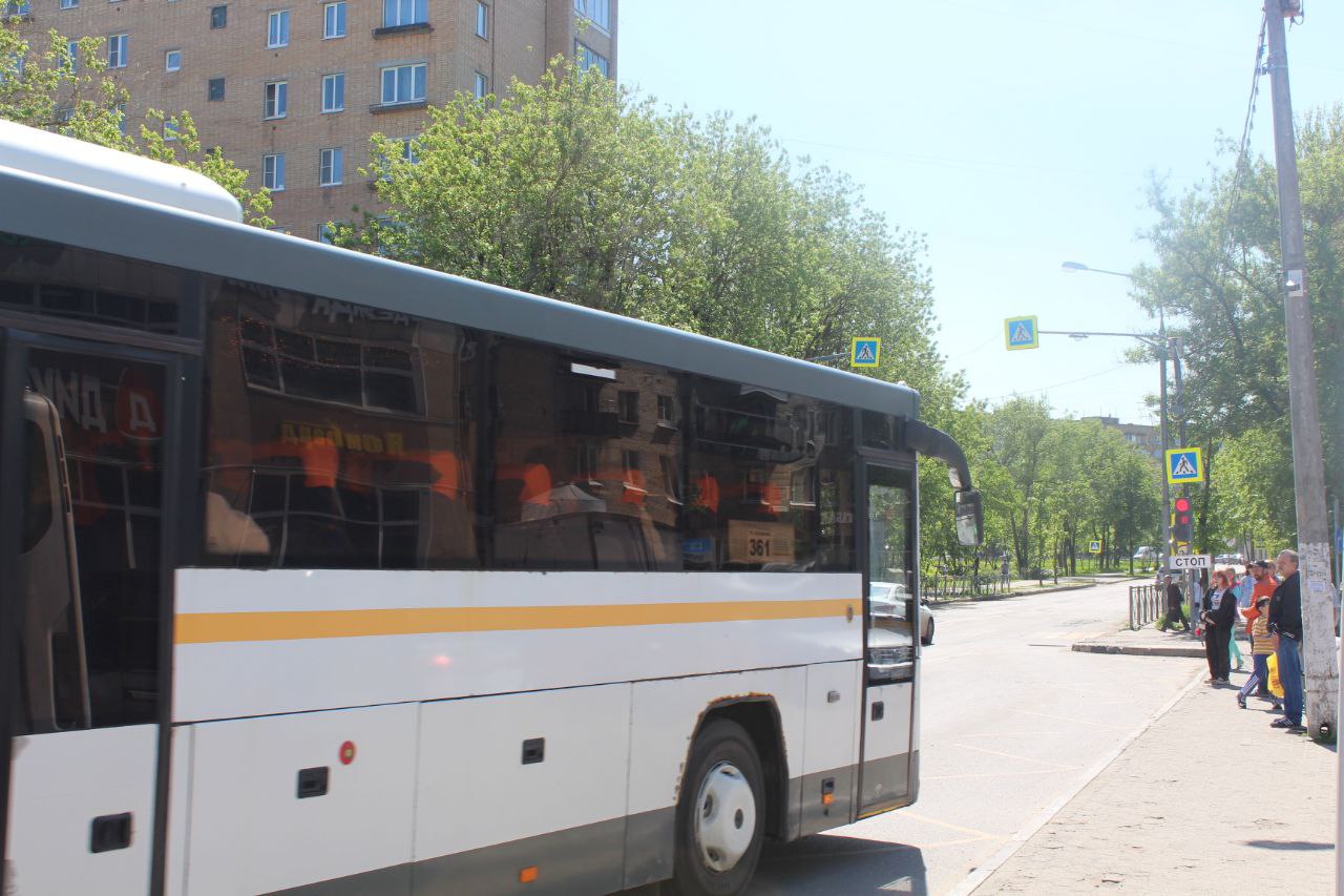 Начальник управления благоустройства, дорожного хозяйства и транспорта Павел Никишкин, депутат Сергей Заком, представители Регионального дорожного управления №8 "Мытищинское" и жители города провели совместный осмотр остановки по улице Московская у ТЦ "Третий Рим"