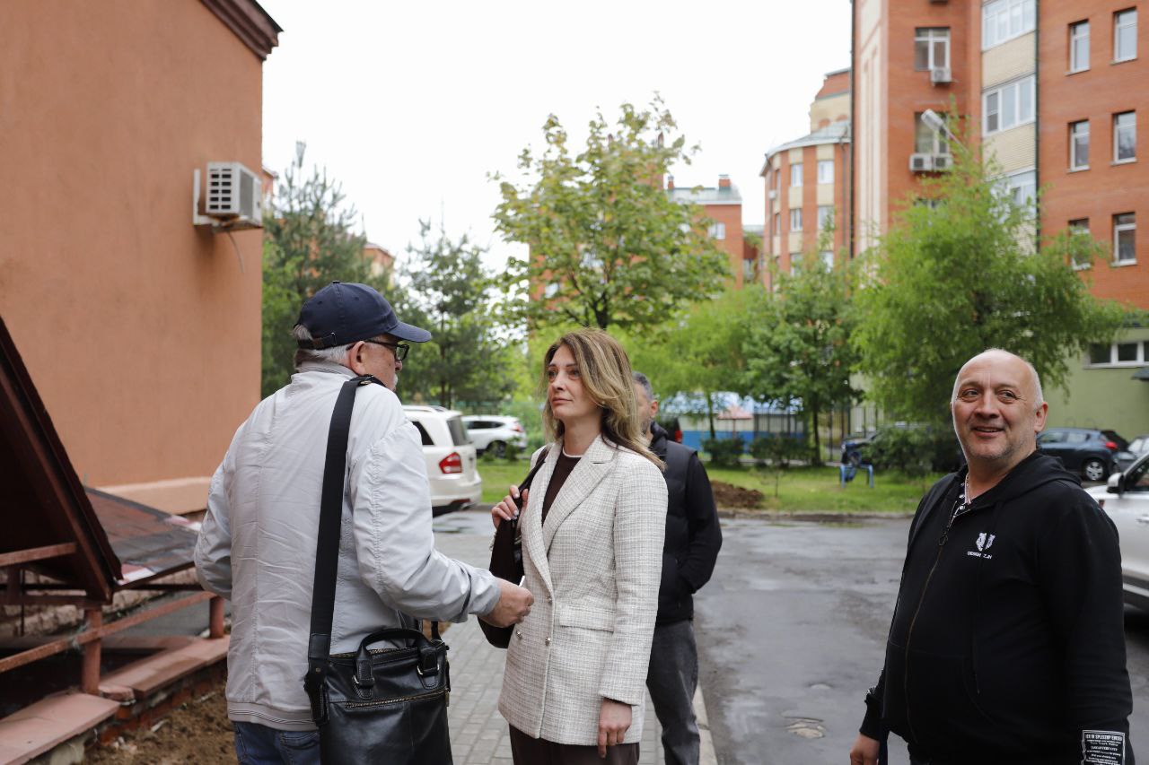 Заместитель главы городского округа Фрязино Виктория Оганезова в рамках обхода территории провела встречу с представителями управляющей организации и жителями многоквартирного дома №4 по улице Лесной