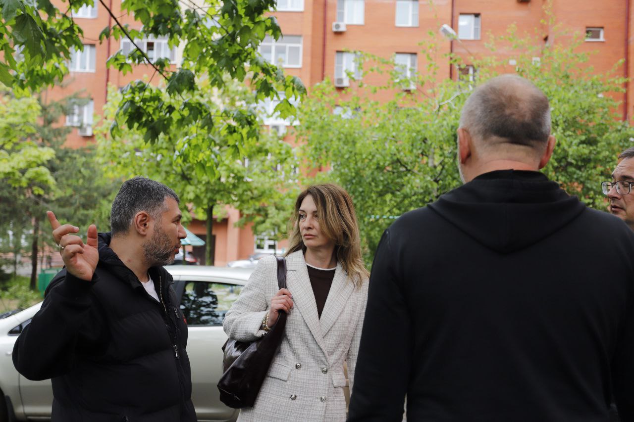 Заместитель главы городского округа Фрязино Виктория Оганезова в рамках обхода территории провела встречу с представителями управляющей организации и жителями многоквартирного дома №4 по улице Лесной