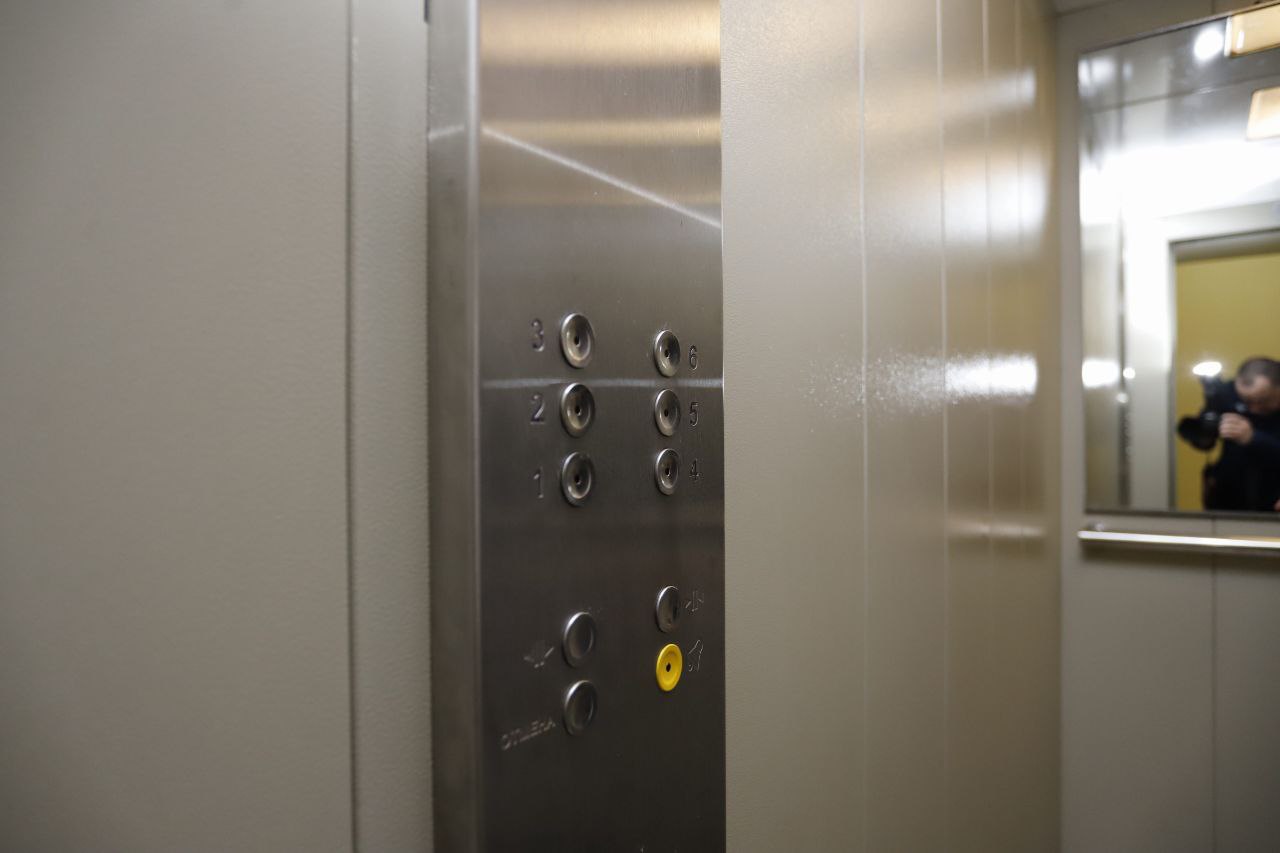 Заместитель главы городского округа Фрязино Виктория Оганезова в рамках обхода территории провела встречу с представителями управляющей организации и жителями многоквартирного дома №4 по улице Лесной