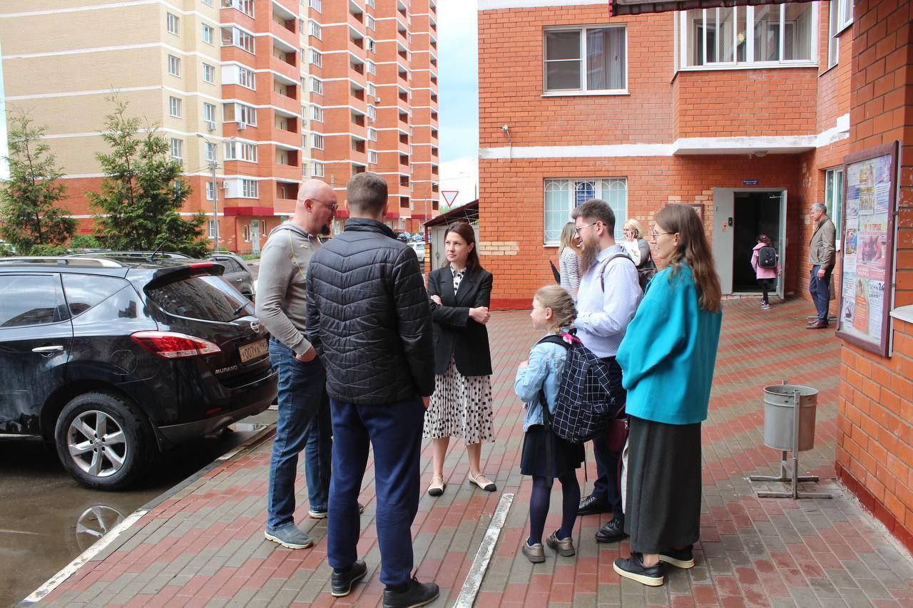 Заместитель главы городского округа Фрязино Наталья Силаева провела встречу с жителями дома №14а по улице Нахимова в рамках обхода закрепленной территории