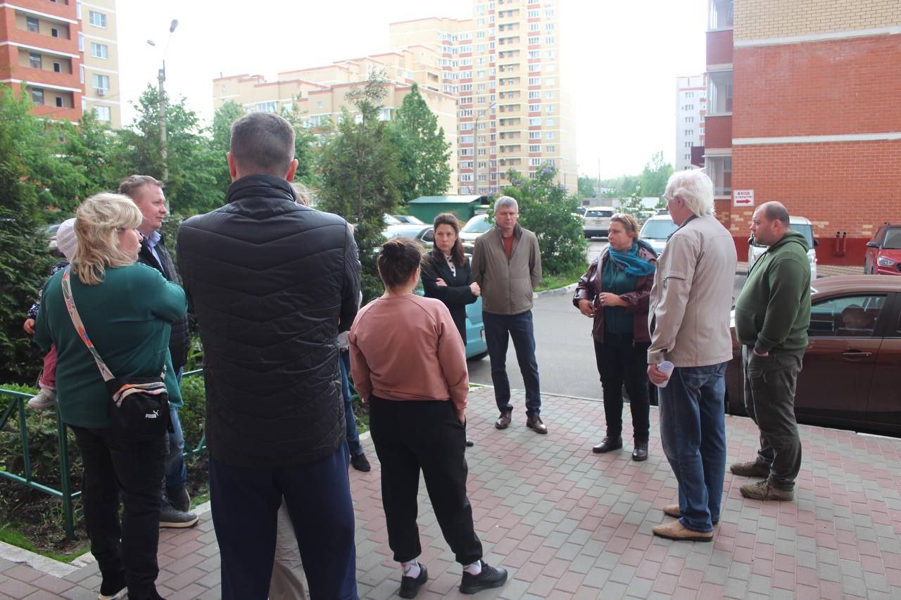 Заместитель главы городского округа Фрязино Наталья Силаева провела встречу с жителями дома №14а по улице Нахимова в рамках обхода закрепленной территории