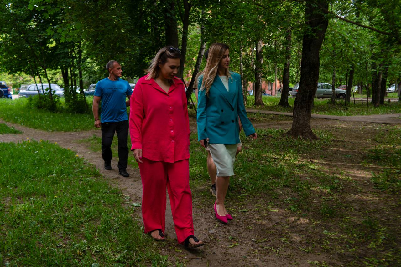 Первый заместитель главы г.о. Фрязино Наталия Князева в рамках обхода территории, совместно с сотрудниками МБУ "Городское Хозяйство", проверила дворовую территорию дома №15 по ул. Вокзальной