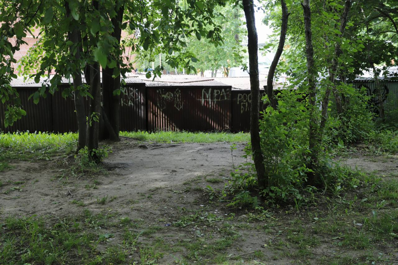 Первый заместитель главы г.о. Фрязино Наталия Князева в рамках обхода территории, совместно с сотрудниками МБУ "Городское Хозяйство", проверила дворовую территорию дома №15 по ул. Вокзальной