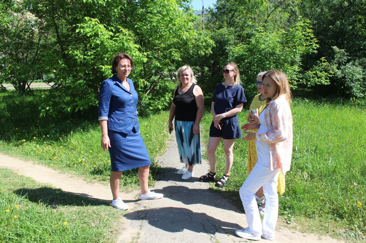 Заместитель главы городского округа Фрязино Юлия Шувалова провела обход территории по адресу Проспект Мира, 17, в связи с поступающими в Центр управления регионом (ЦУР) обращениями жителей с жалобами на нескошенную траву