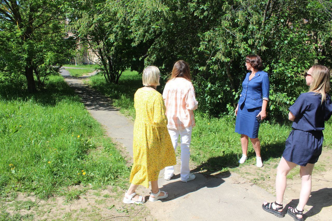 Заместитель главы городского округа Фрязино Юлия Шувалова провела обход территории по адресу Проспект Мира, 17, в связи с поступающими в Центр управления регионом (ЦУР) обращениями жителей с жалобами на нескошенную траву