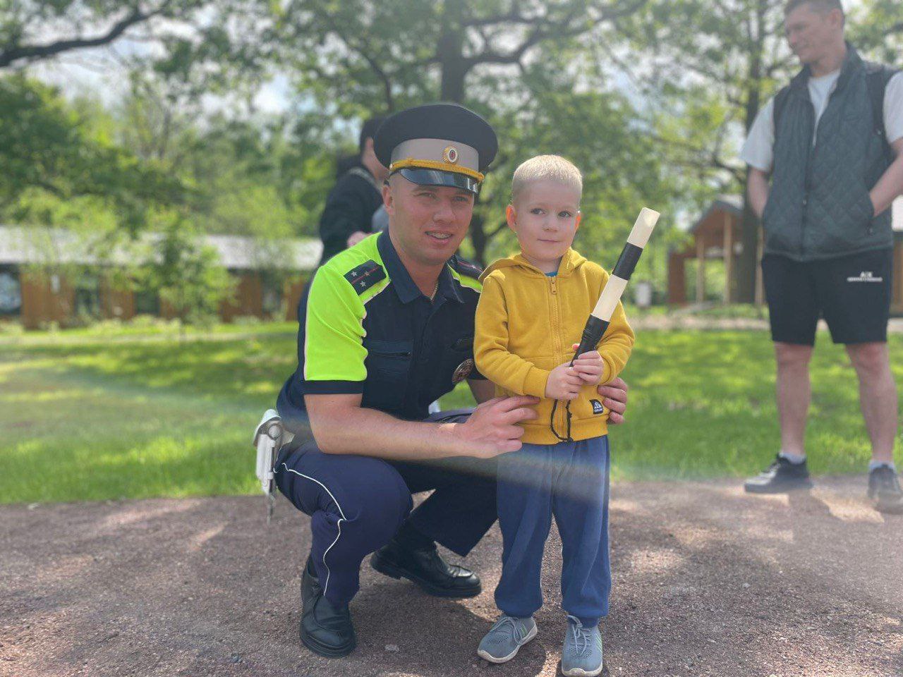 В День защиты детей, сотрудники Госавтоинспекции вместе с представителями администрации городского округа Фрязино, МЧС и скорой медицинской помощи провели в Фрязинском лесопарке акцию &laquo;Безопасное детство&raquo;