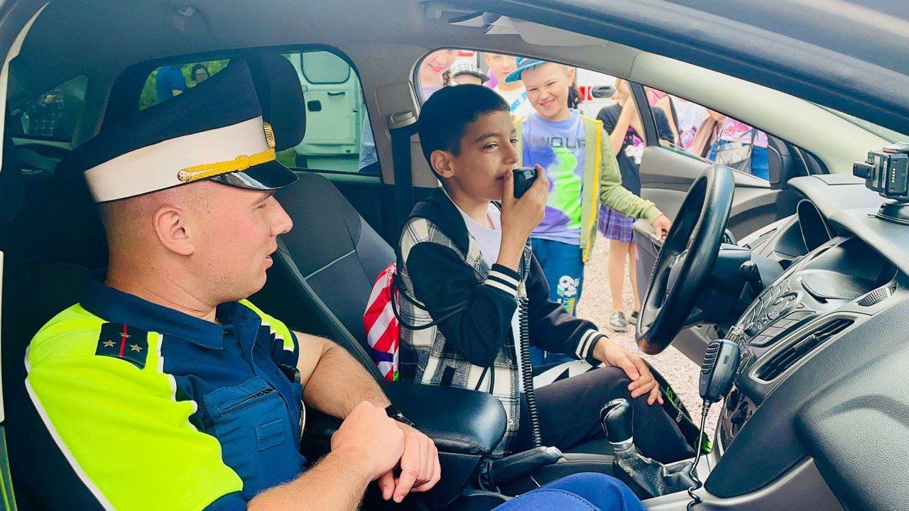 В День защиты детей, сотрудники Госавтоинспекции вместе с представителями администрации городского округа Фрязино, МЧС и скорой медицинской помощи провели в Фрязинском лесопарке акцию &laquo;Безопасное детство&raquo;