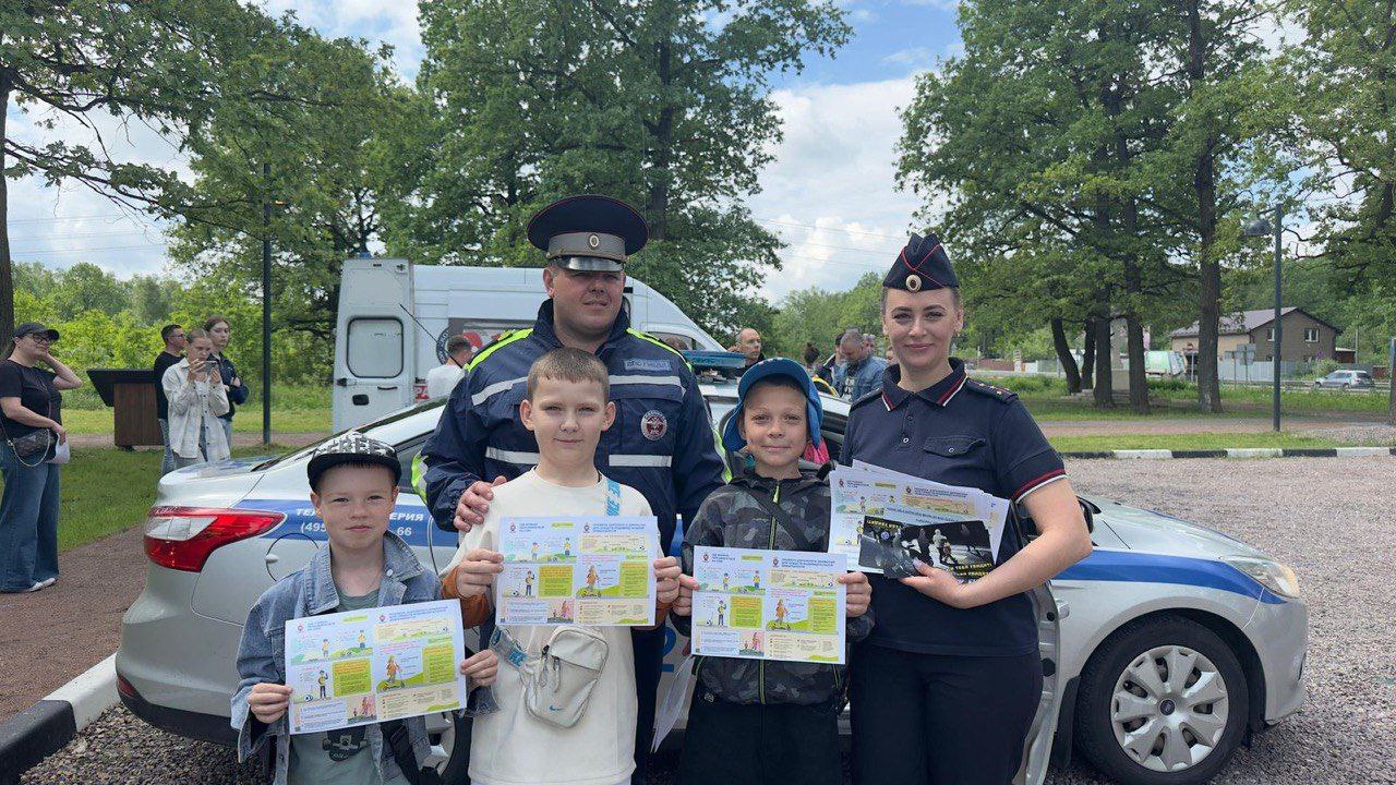 В День защиты детей, сотрудники Госавтоинспекции вместе с представителями администрации городского округа Фрязино, МЧС и скорой медицинской помощи провели в Фрязинском лесопарке акцию «Безопасное детство»