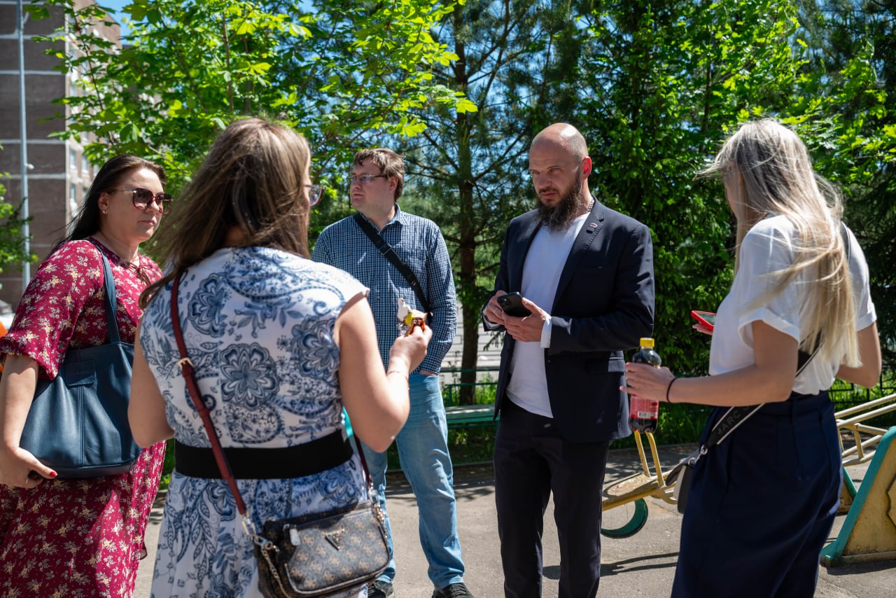 Начальник отдела благоустройства, дорог и транспорта городского округа Фрязино Павел Никишкин совместно с сотрудниками отдела провёл встречу с жителями дома №29 по улице Полевой
