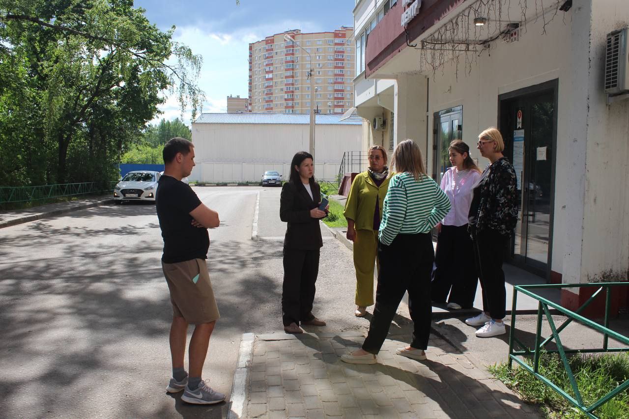 Заместитель главы городского округа Фрязино Наталья Владимировна встретилась с жителями дома №7 по улице Горького, чтобы обсудить недавние обращения в муниципальный центр управления регионом, касающиеся ремонта тротуара вдоль дома