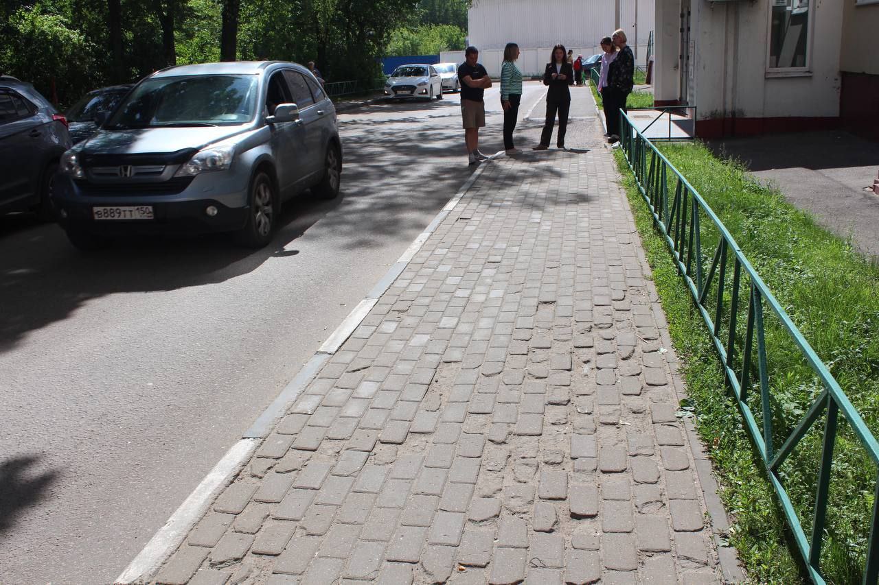 Заместитель главы городского округа Фрязино Наталья Владимировна встретилась с жителями дома №7 по улице Горького, чтобы обсудить недавние обращения в муниципальный центр управления регионом, касающиеся ремонта тротуара вдоль дома