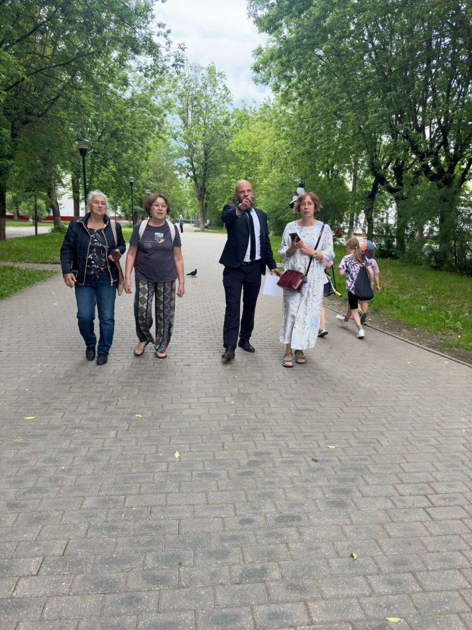 На аллее по улице Институтской состоялась встреча начальника управления благоустройства, дорог и транспорта городского округа Фрязино Павла Никишкина с местными жителями в рамках обхода территории