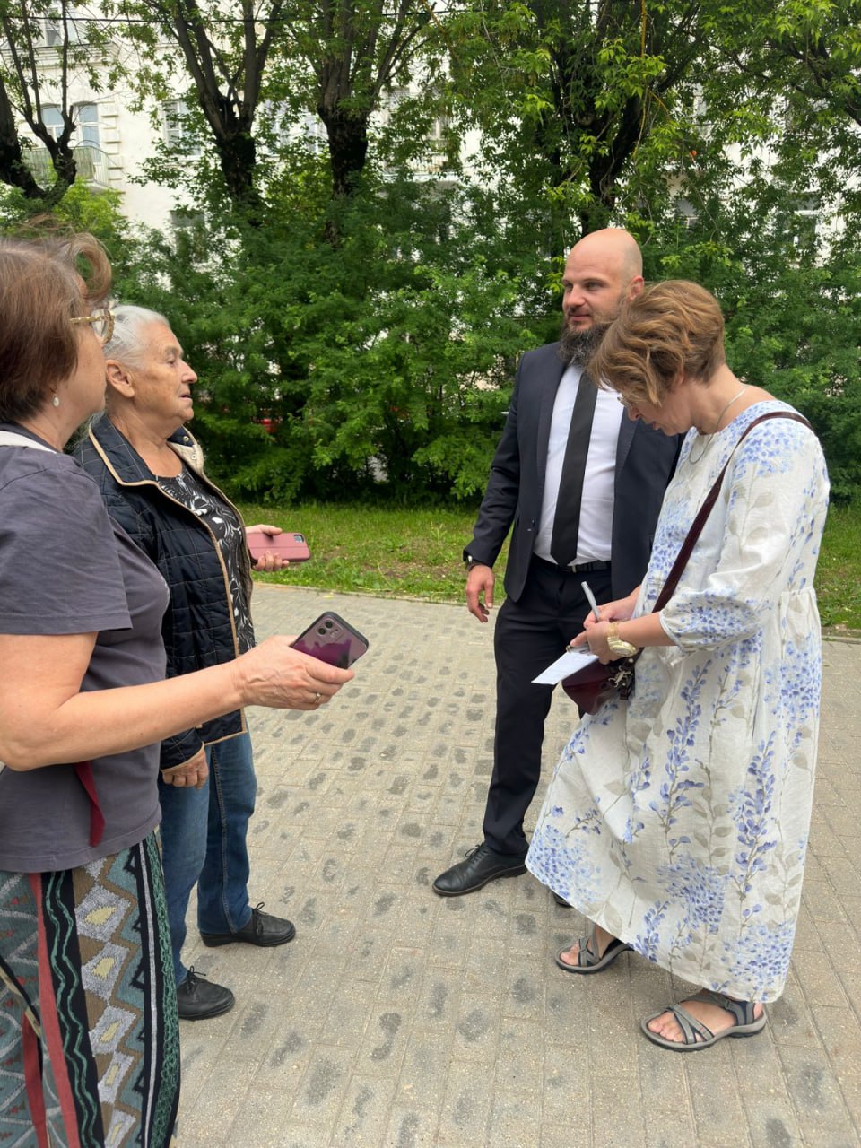 На аллее по улице Институтской состоялась встреча начальника управления благоустройства, дорог и транспорта городского округа Фрязино Павла Никишкина с местными жителями в рамках обхода территории
