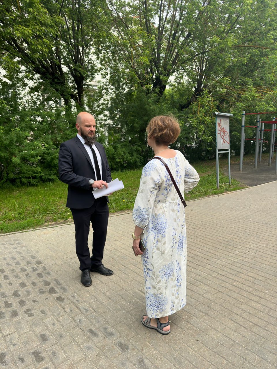 На аллее по улице Институтской состоялась встреча начальника управления благоустройства, дорог и транспорта городского округа Фрязино Павла Никишкина с местными жителями в рамках обхода территории