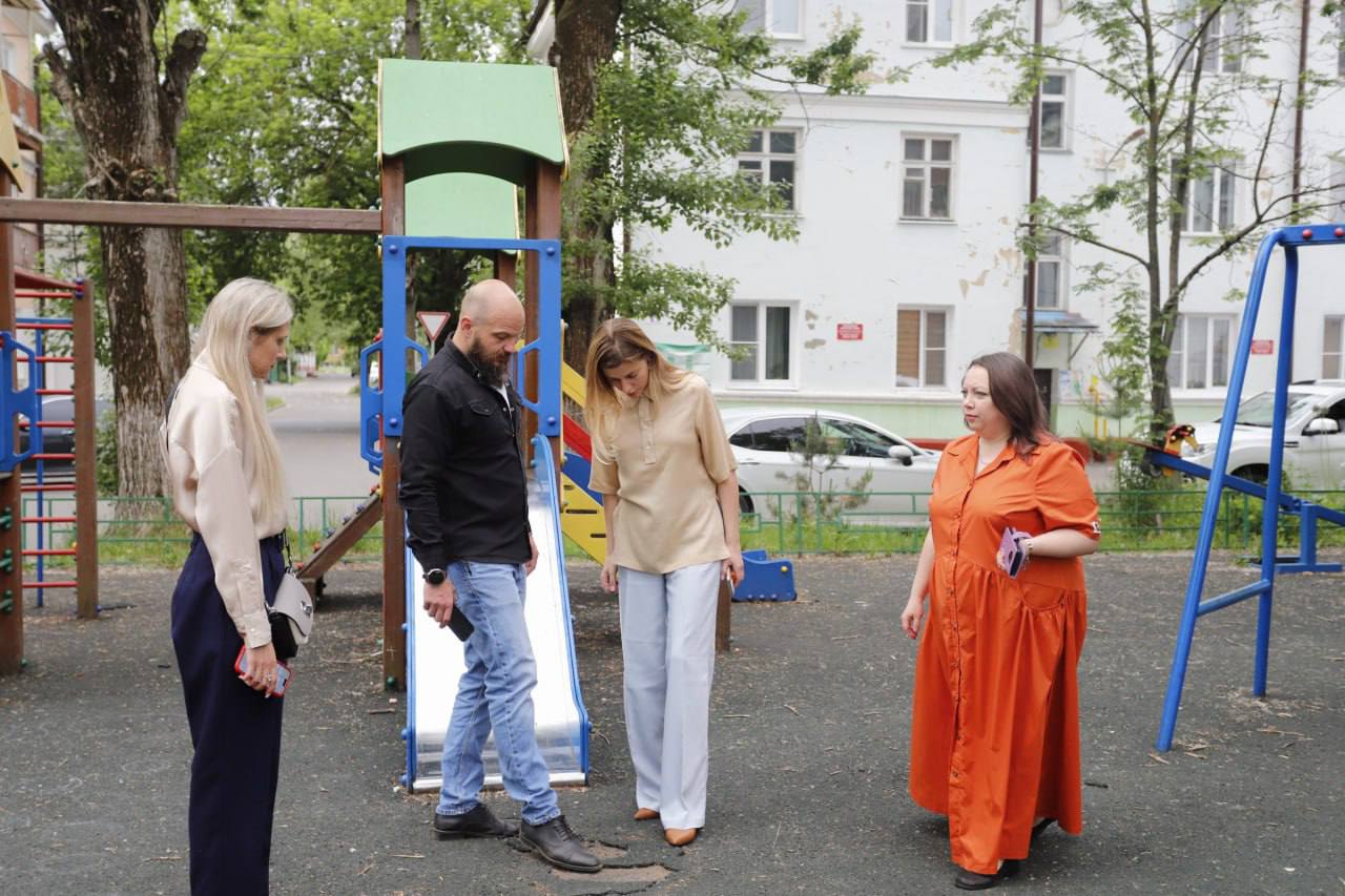 Первый заместитель главы г.о. Фрязино Наталия Князева в рамках обхода территории посетила двор дома №18 по ул. Ленина