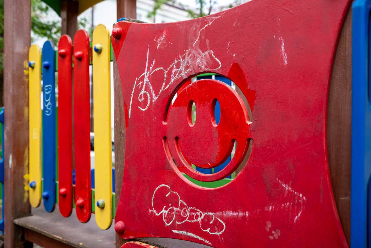 Первый заместитель главы г.о. Фрязино Наталия Князева в рамках обхода территории посетила двор дома №18 по ул. Ленина