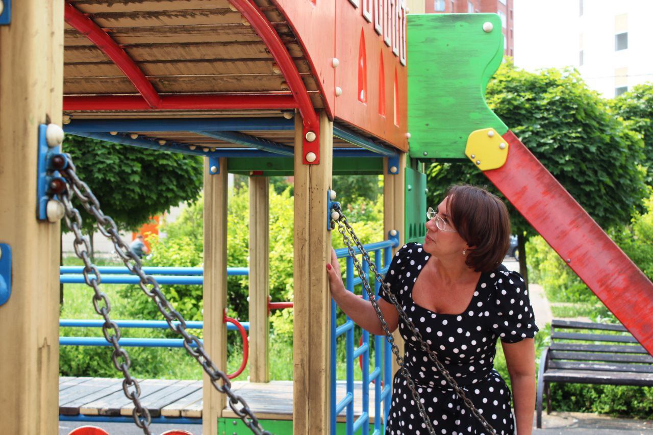 Заместитель главы городского округа Фрязино Юлия Шувалова провела встречу с жителями и осмотрела детскую площадку по адресу Проспект Мира, 31