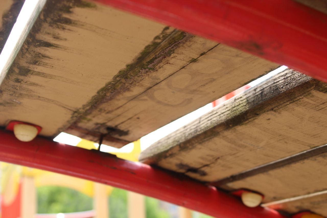 Заместитель главы городского округа Фрязино Юлия Шувалова провела встречу с жителями и осмотрела детскую площадку по адресу Проспект Мира, 31