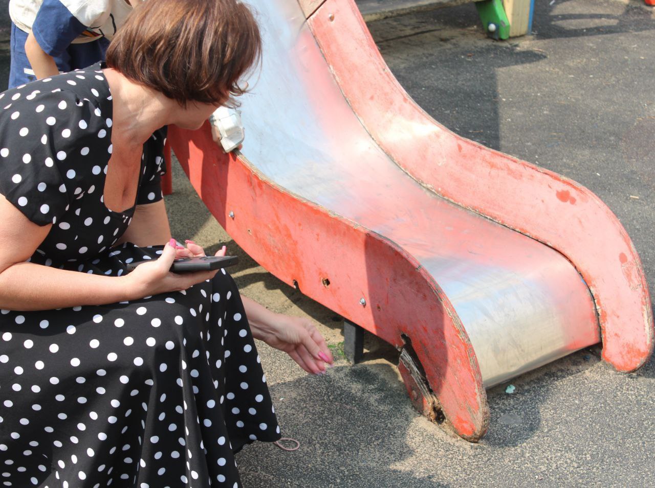 Заместитель главы городского округа Фрязино Юлия Шувалова провела встречу с жителями и осмотрела детскую площадку по адресу Проспект Мира, 31