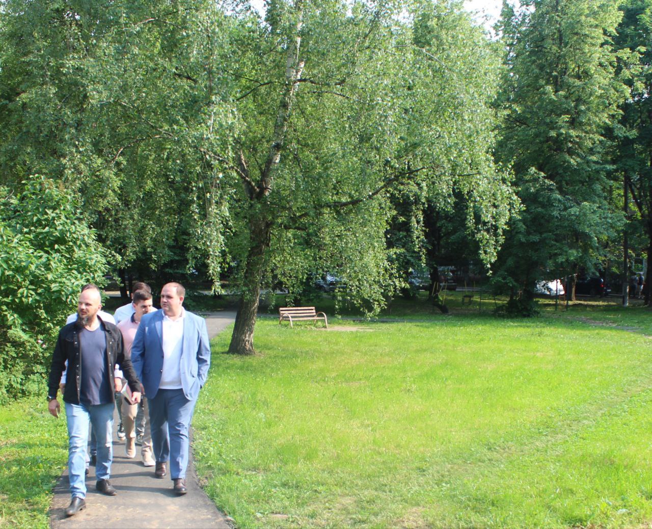 Заместитель главы городского округа Фрязино Артем Вольчак вместе с коллегами и сотрудниками МБУ "Городское хозяйство" провёл встречу с жителями дома №8 по улице Проект Мира