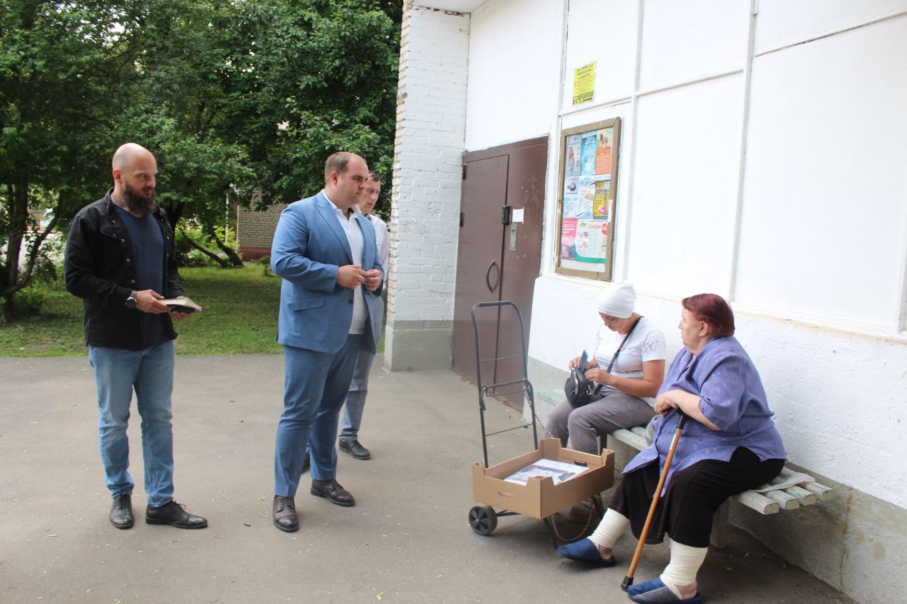 Заместитель главы городского округа Фрязино Артем Вольчак вместе с коллегами и сотрудниками МБУ "Городское хозяйство" провёл встречу с жителями дома №8 по улице Проект Мира