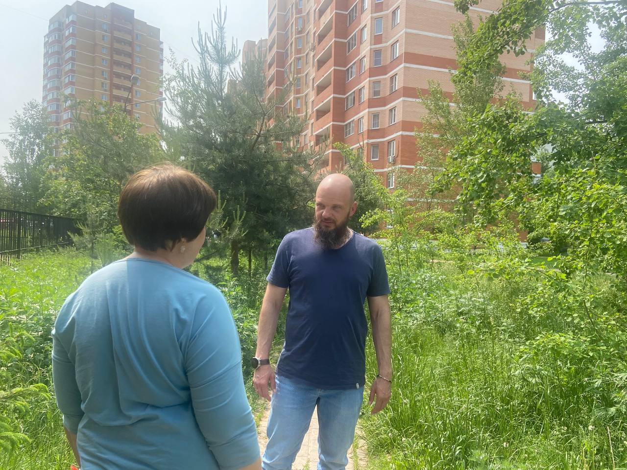 Начальник управления благоустройства, дорог и транспорта городского округа Фрязино Павел Никишкин в рамках срочной выездной администрации оценил качество покоса травы в 4-м микрорайоне