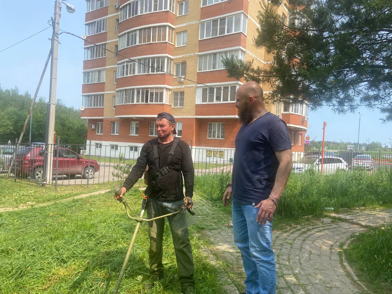 Начальник управления благоустройства, дорог и транспорта городского округа Фрязино Павел Никишкин в рамках срочной выездной администрации оценил качество покоса травы в 4-м микрорайоне