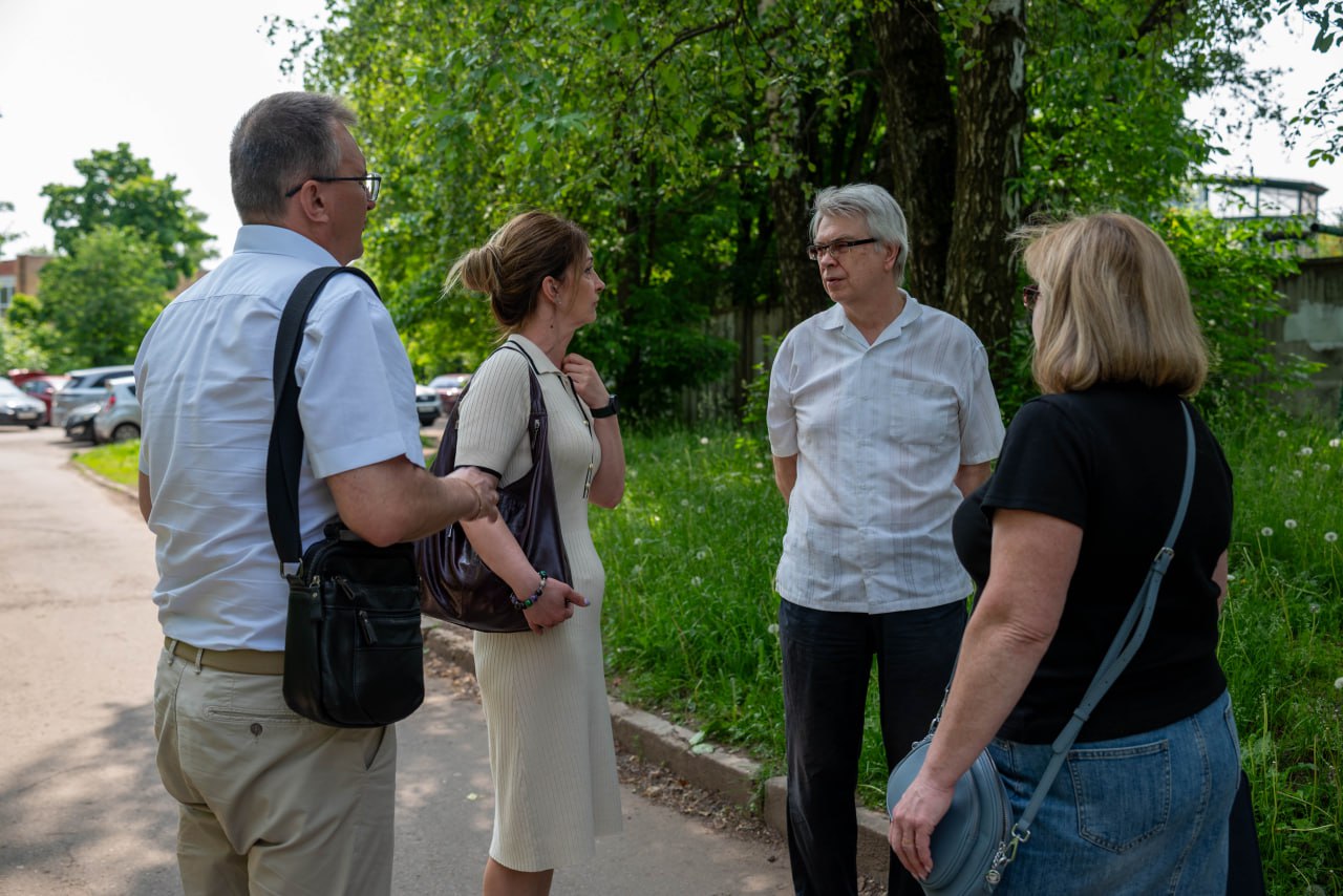 Заместитель главы городского округа Фрязино Виктория Викторовна Оганезова в рамках обхода закреплённой территории встретилась с жителями дома №19 по улице Ленина