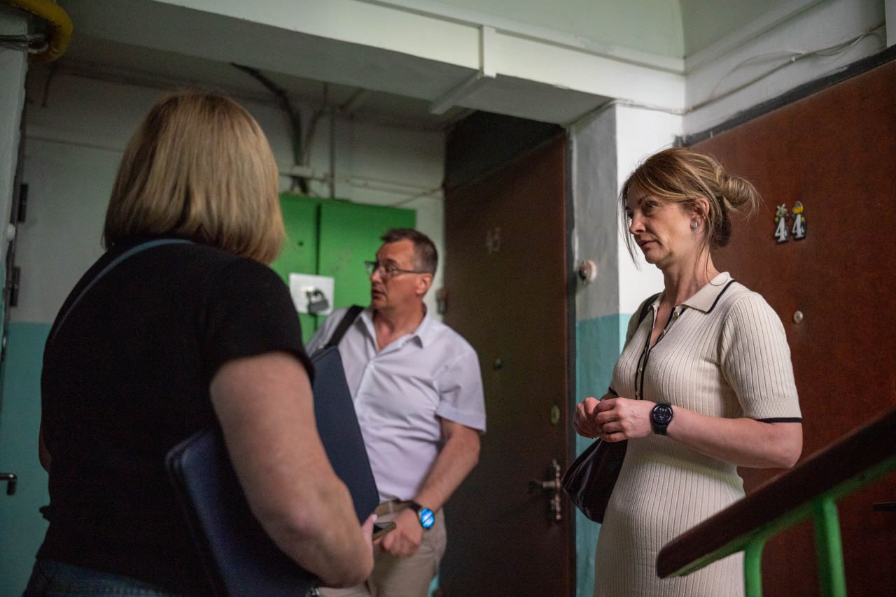 Заместитель главы городского округа Фрязино Виктория Викторовна Оганезова в рамках обхода закреплённой территории встретилась с жителями дома №19 по улице Ленина