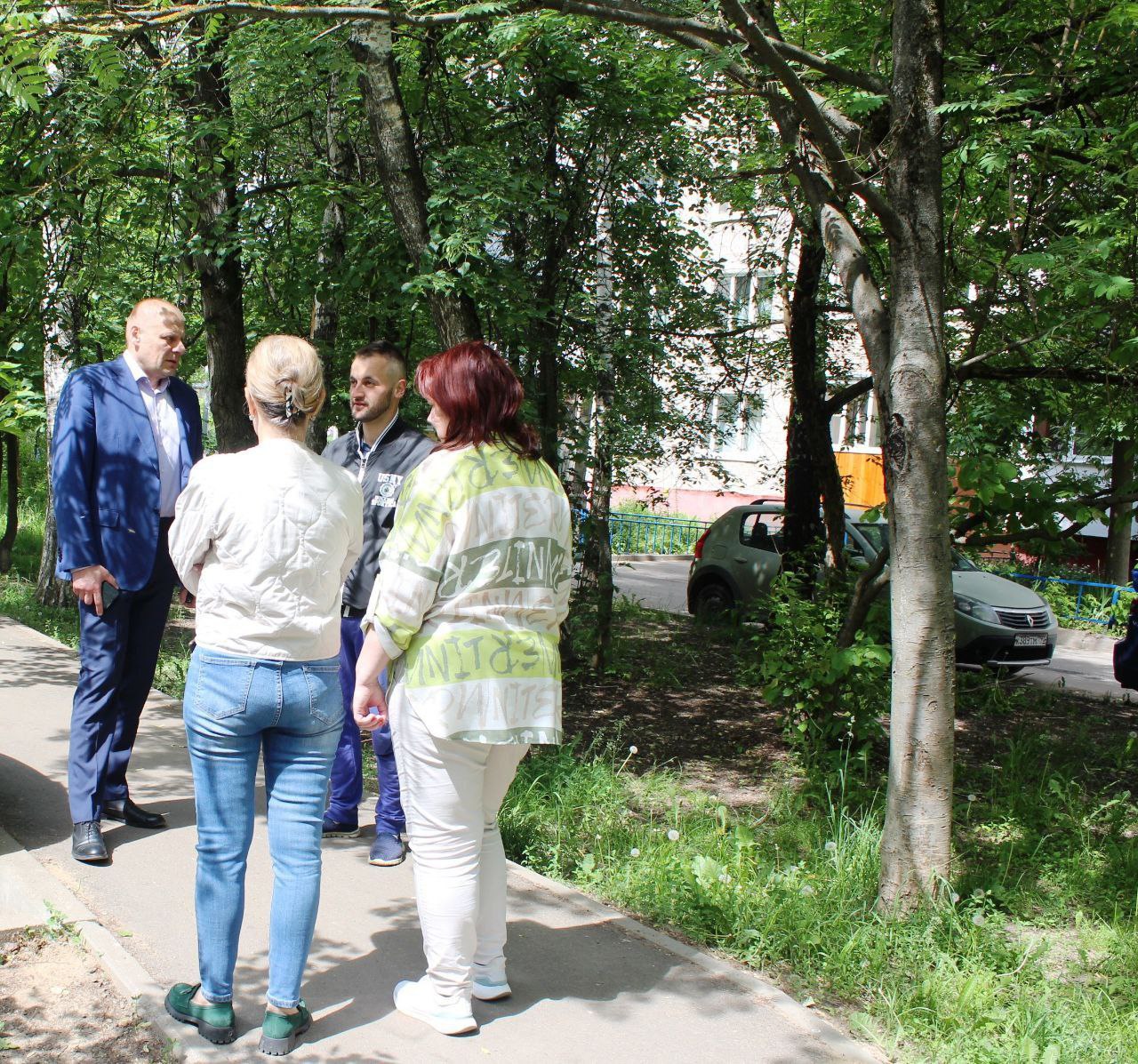 Заместитель главы городского округа Фрязино Антон Тропин сегодня вместе с сотрудниками муниципального бюджетного учреждения &laquo;Городское хозяйство&raquo; в рамках регулярных обходов закреплённых территорий посетил дом №14 по улице Полевой