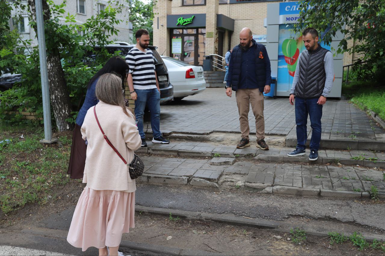 Начальник управления благоустройства, дорожного хозяйства и транспорта городского округа Фрязино Павел Никишкин совместно с представителями МБУ "Городское хозяйство" провел выездную встречу с жителями на улице Десантников, дом №1