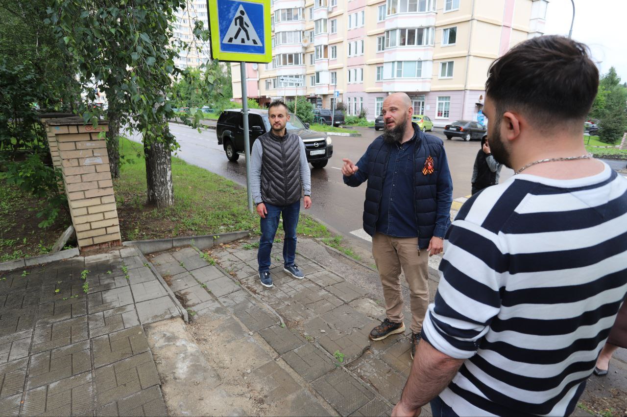 Начальник управления благоустройства, дорожного хозяйства и транспорта городского округа Фрязино Павел Никишкин совместно с представителями МБУ "Городское хозяйство" провел выездную встречу с жителями на улице Десантников, дом №1