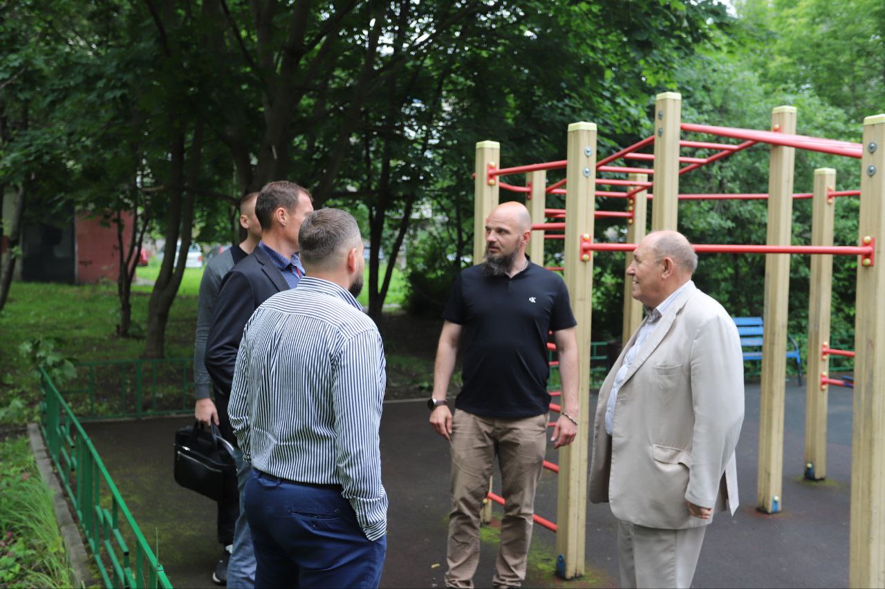 В рамках регулярного обхода закрепленной территории начальник управления благоустройства, дорожного хозяйства и транспорта городского округа Фрязино Павел Никишкин встретился с жителями дома №10а по улице Центральной