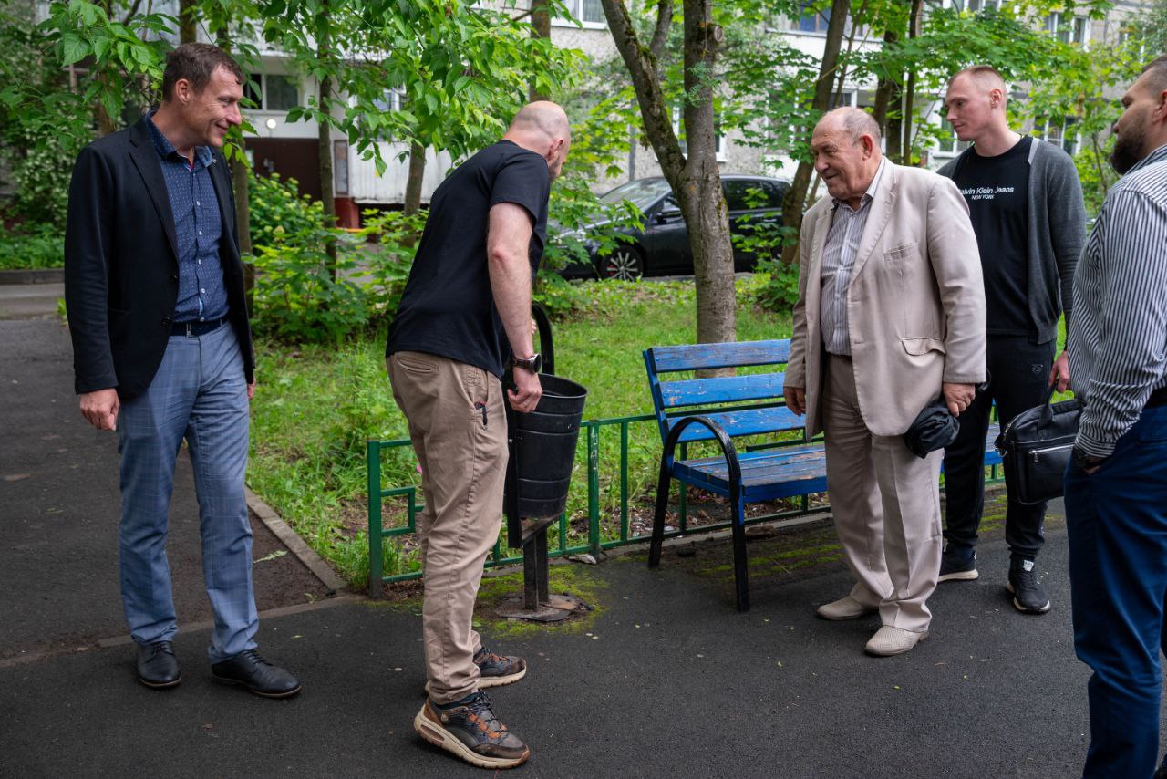 В рамках регулярного обхода закрепленной территории начальник управления благоустройства, дорожного хозяйства и транспорта городского округа Фрязино Павел Никишкин встретился с жителями дома №10а по улице Центральной