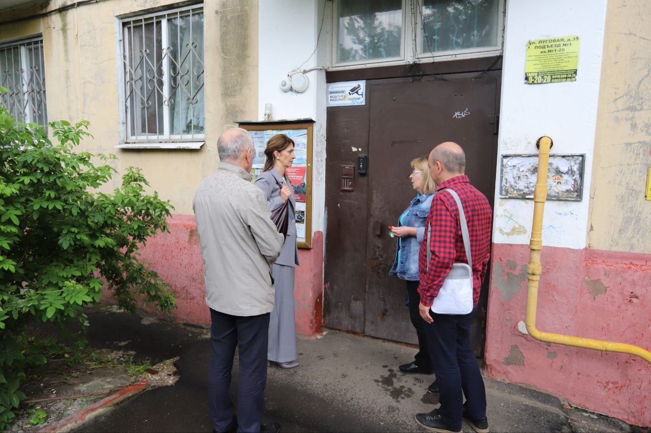 Заместитель главы городского округа Фрязино Виктория Оганезова провела выездное совещание, посвященное проблеме засилья мошкары в подъездах дома №35 по улице Луговой