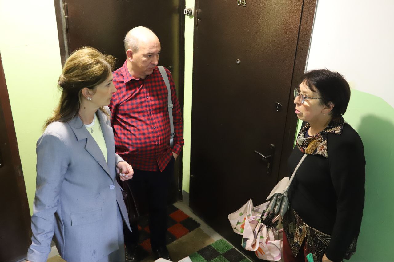 Заместитель главы городского округа Фрязино Виктория Оганезова провела выездное совещание, посвященное проблеме засилья мошкары в подъездах дома №35 по улице Луговой