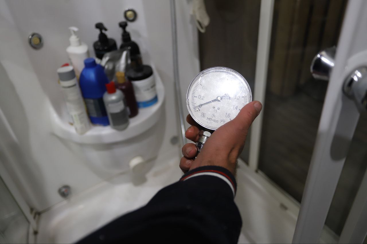 Заместитель главы городского округа Фрязино Виктория Оганезова провела встречу с жителями дома №1 по улице Садовой, посвященную вопросу недостаточного давления воды в квартирах