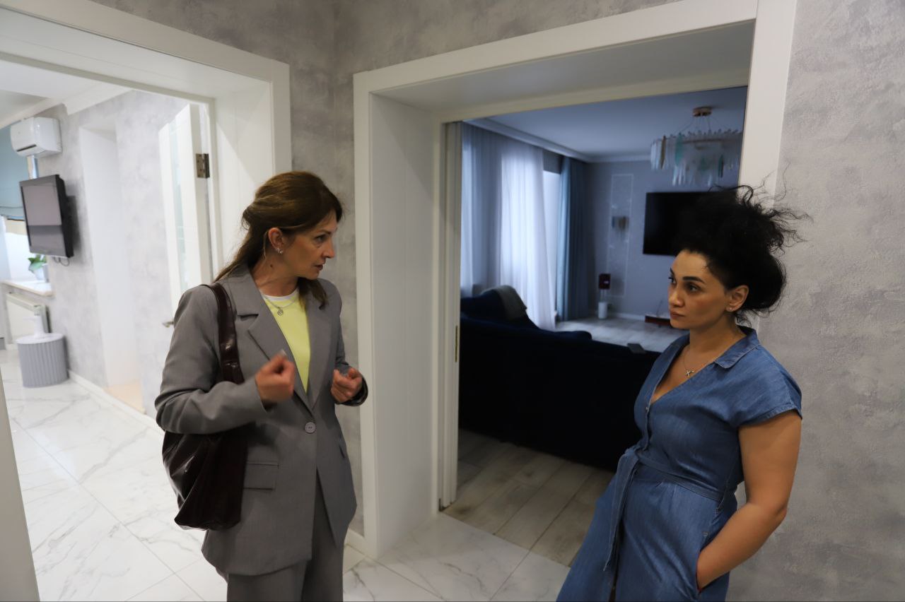 Заместитель главы городского округа Фрязино Виктория Оганезова провела встречу с жителями дома №1 по улице Садовой, посвященную вопросу недостаточного давления воды в квартирах