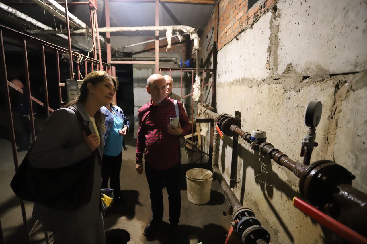 Заместитель главы городского округа Фрязино Виктория Оганезова провела встречу с жителями дома №1 по улице Садовой, посвященную вопросу недостаточного давления воды в квартирах